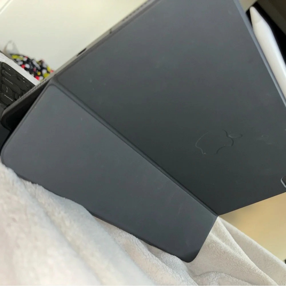 Smart Keyboard Folio for iPad Pro 11-inch (4th gen) & iPad Air (5th gen)